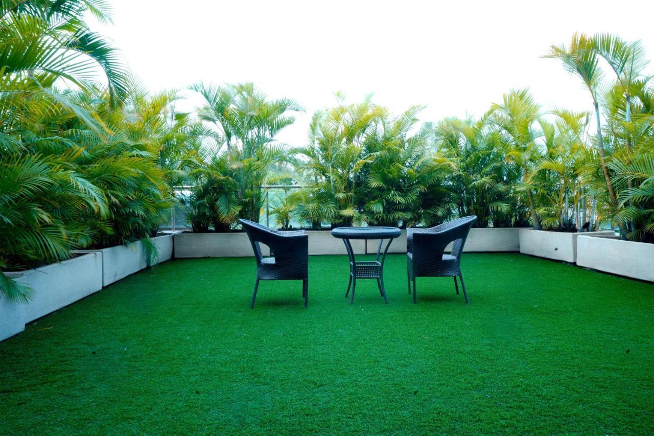 The Corinthians Resort And Club Púna Exteriér fotografie Artificial grass on a rooftop