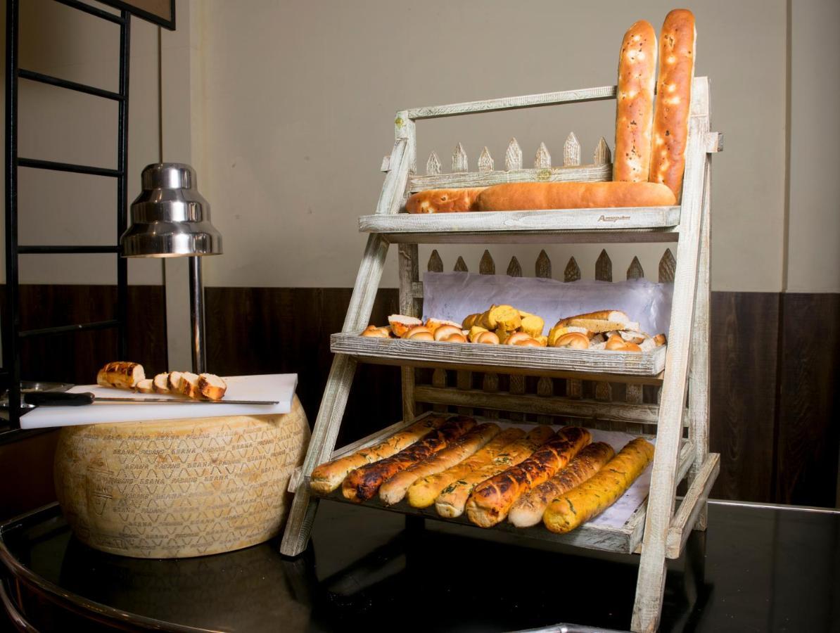 The Corinthians Resort And Club Púna Exteriér fotografie A display of bread at a bakery
