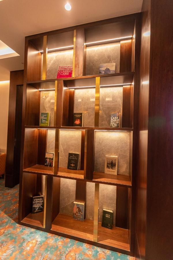 The Corinthians Resort And Club Púna Exteriér fotografie Bookshelf at the hotel