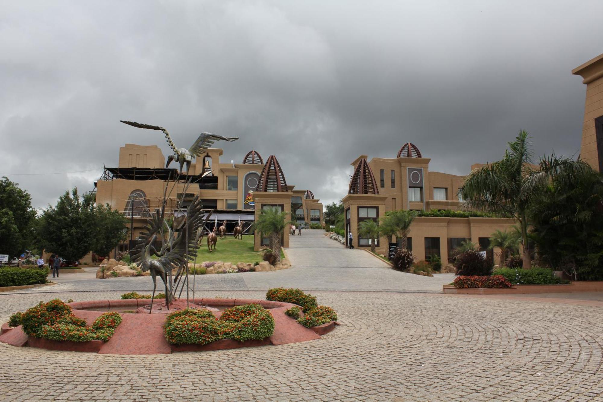 The Corinthians Resort And Club Púna Exteriér fotografie The Pearl Resort