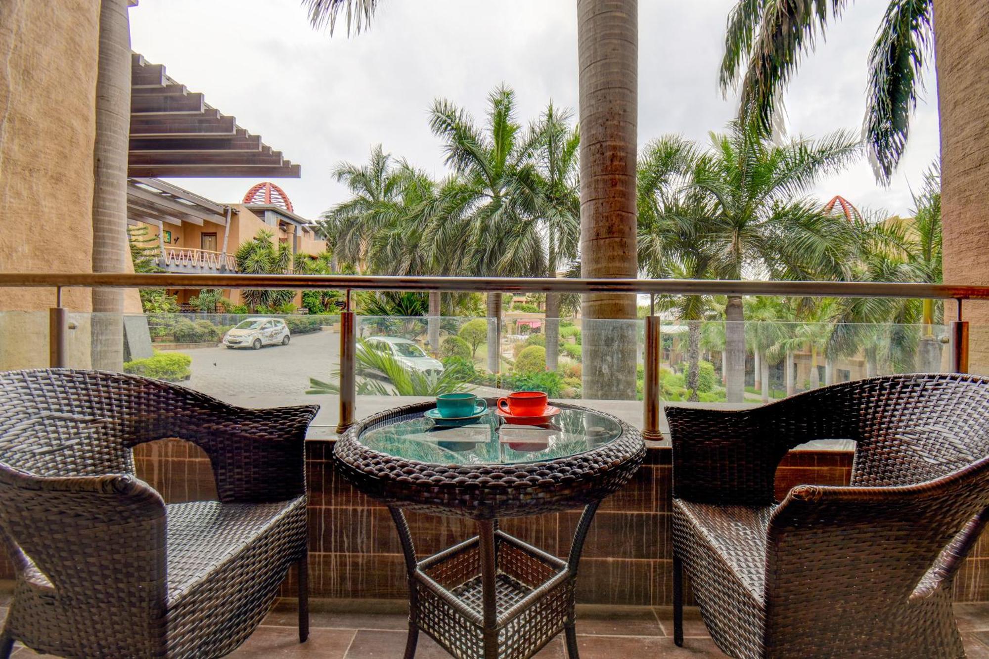 The Corinthians Resort And Club Púna Exteriér fotografie A balcony in a hotel