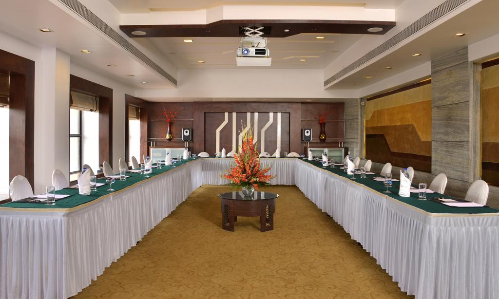The Corinthians Resort And Club Púna Exteriér fotografie A meeting room at a hotel