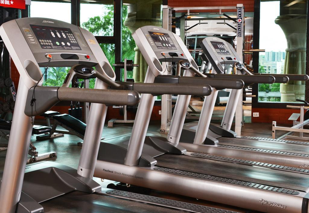 The Corinthians Resort And Club Púna Exteriér fotografie Treadmills in a gym