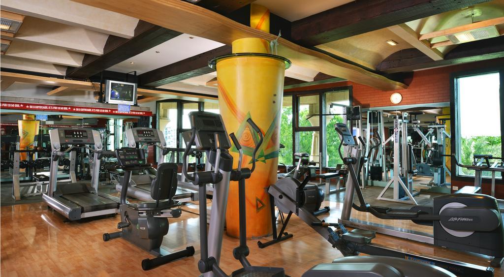 The Corinthians Resort And Club Púna Exteriér fotografie The gym at the hotel